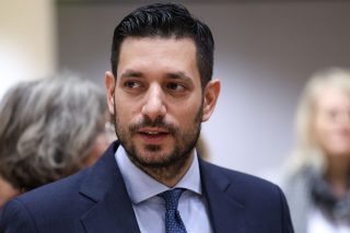 Πυρά κατά Κυρανάκη και εκρήξεις